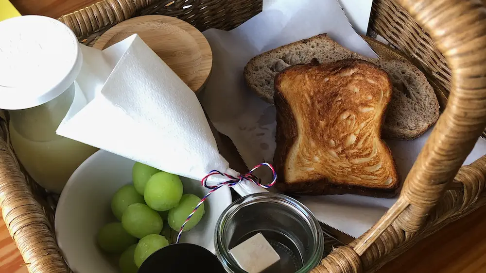 「ザ ノマド 八ヶ岳」の朝食。パンとフルーツ、ジュース、サラダなどがついておいしい。