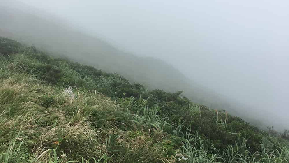 天気が悪い時の八丈富士頂上