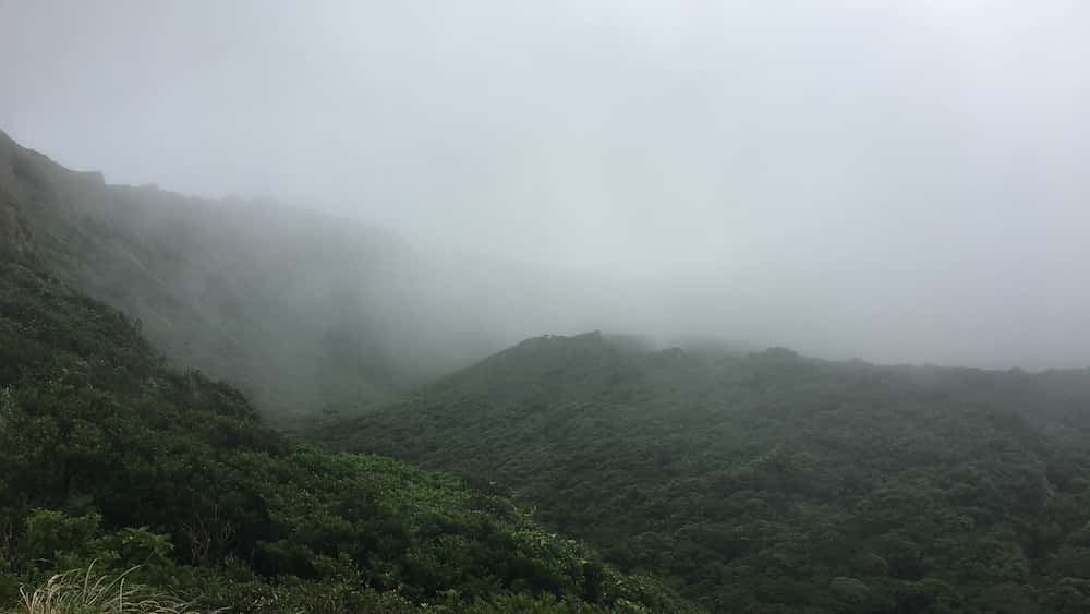天気が悪い時の八丈富士頂上