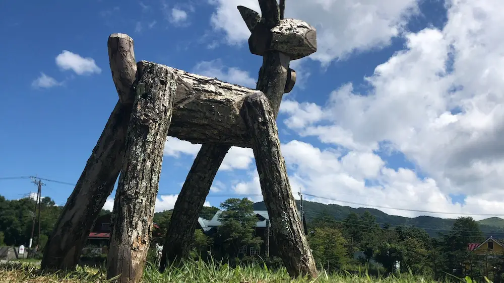 萌木の村でたくさん見える、木製のトナカイ。