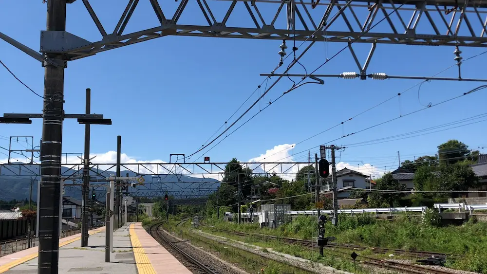 「ザ ノマド 八ヶ岳」の最寄り駅の駅ホーム。